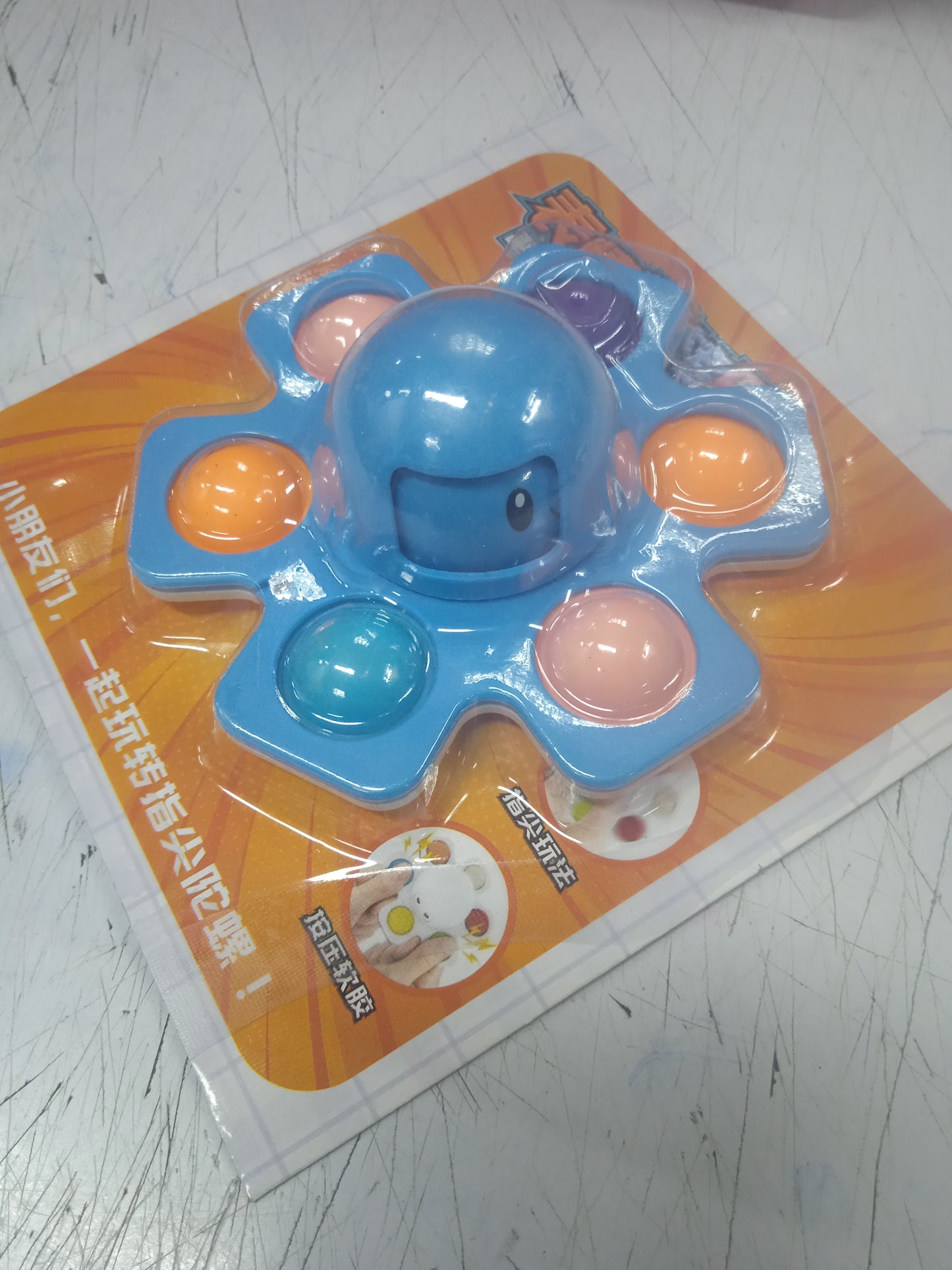 Spinner with pop-it